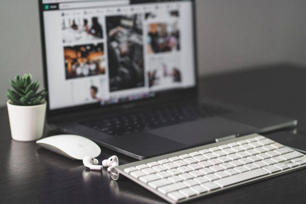 ilustrasi wireless keyboard (pexels.com/Jean-Daniel Francoeur)