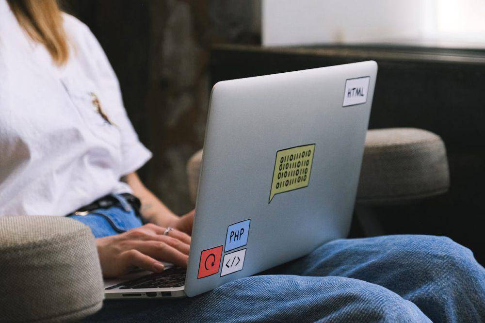 ilustrasi laptop dengan sticker (pexels.com/Anna Shvets)
