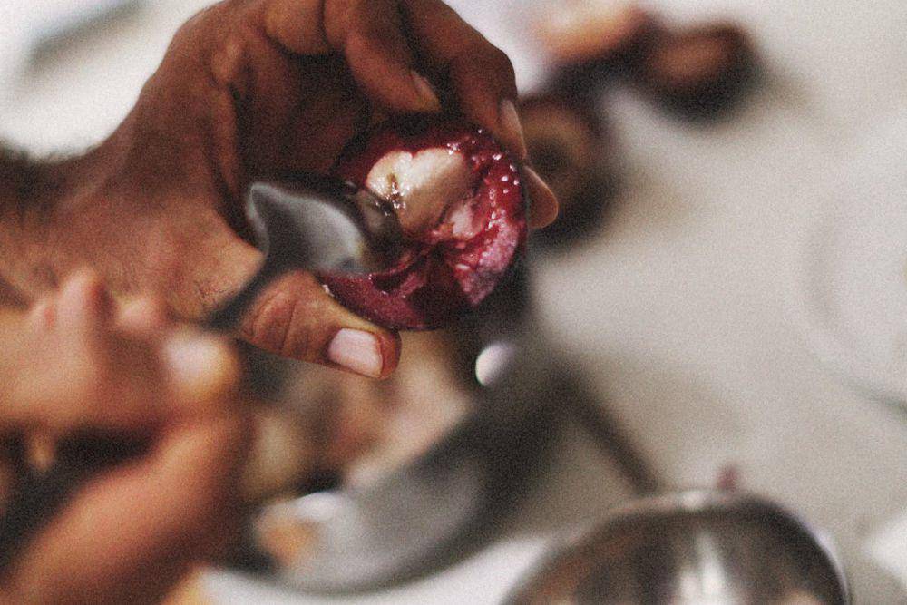 ilustrasi menyedok daging buah dan kulit dalam buah manggis (pexels.com/Alexey Demidov)
