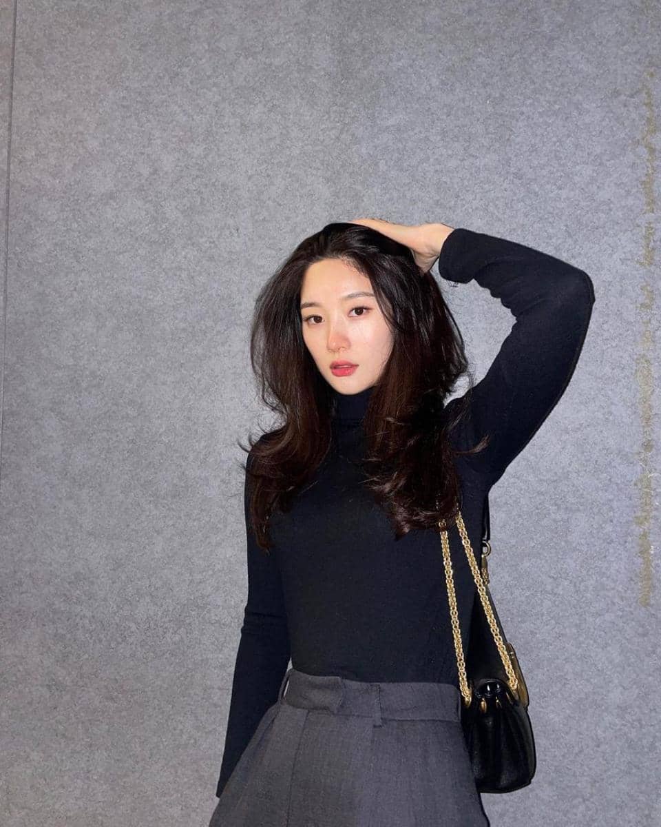 Potret Jung Chae Yeon dalam unggahan di akun Instagram j_chaeyeoni, menampilkan wajah dan penampilannya secara dekat.