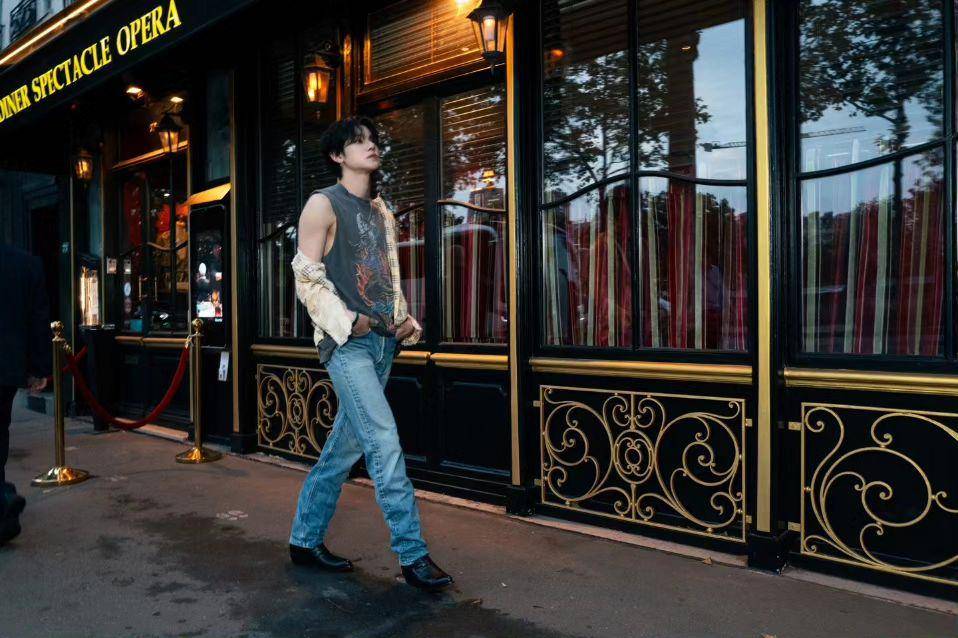 loose pants jeans ala Yeonjun TXT (instagram.com/yawnzzn)