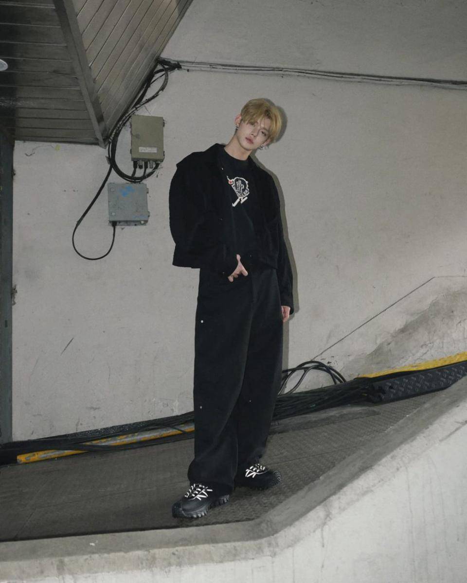 loose pants jeans ala Yeonjun TXT (instagram.com/yawnzzn)