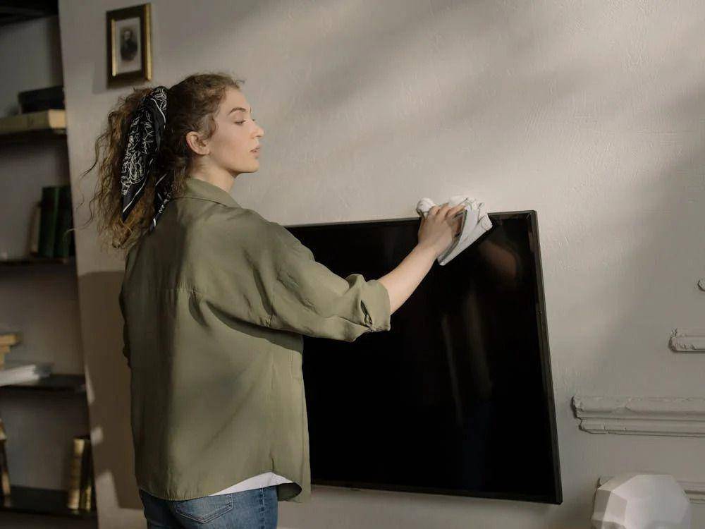 ilustrasi membersikan LED TV (pexels.com/cottonbro studio)