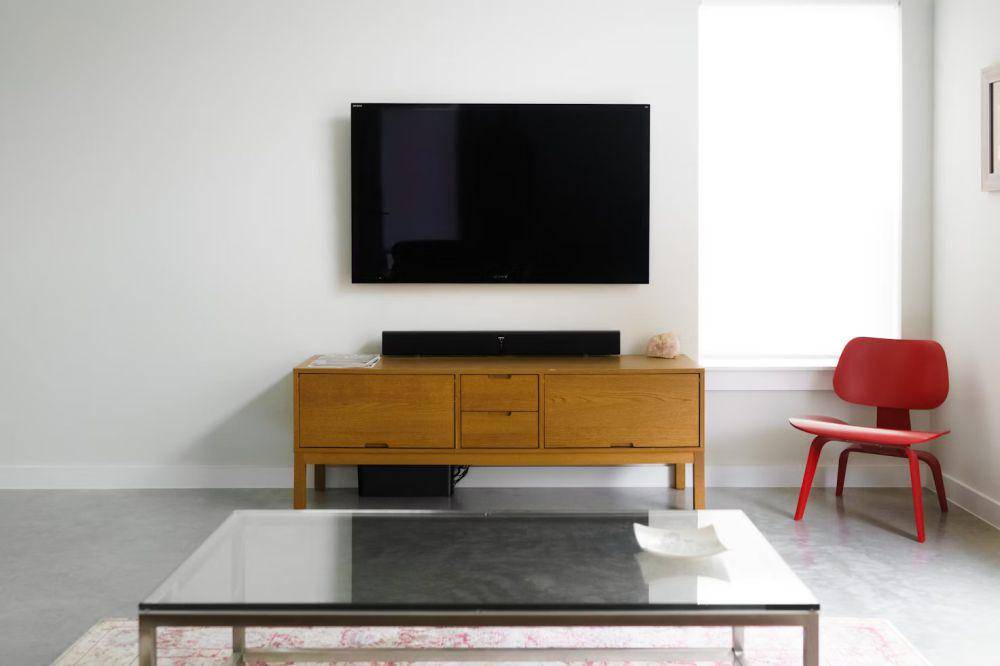 ilustrasi LED TV (unsplash.com/Thom Milkovic)