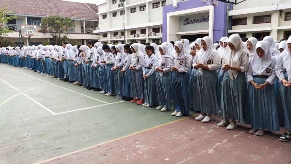 Siswa SMAN 1 Kedungwaru Tulungagung saat mengikuti doa bersama. IDN Times/ Bramanta Pamungkas