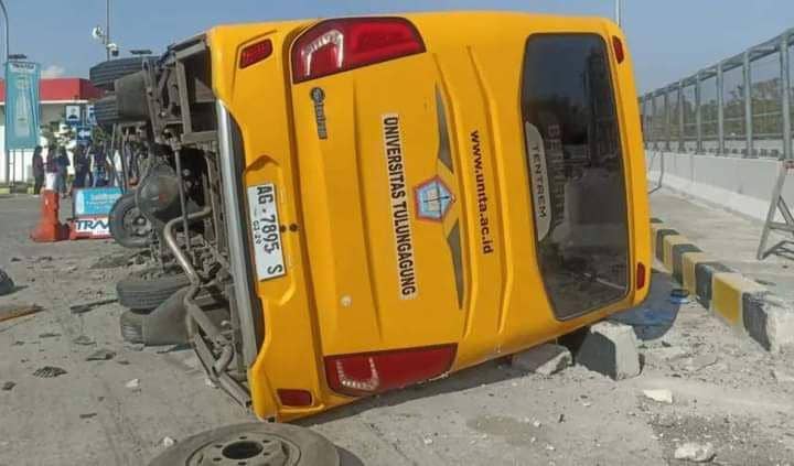 Bus yang mengangkut rombongan guru SMAN 1 Kedungwaru alami kecelakaan. IDN Times/ istimewa