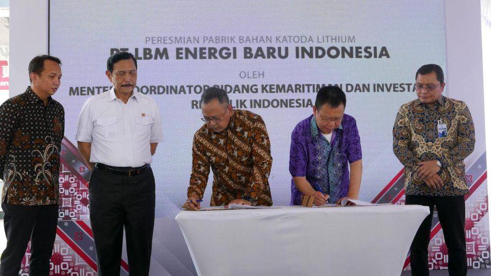Menteri Koordinator Bidang Kemaritiman dan Investasi, Luhut Binsar Pandjaitan (kedua kiri) saat peresmian pabrik katoda Lithium Iron Phosphate (LFP) di Kendal Industrial Park, Jawa Tengah, Selasa (8/10/2024). (Dok. Kemenko Marves)