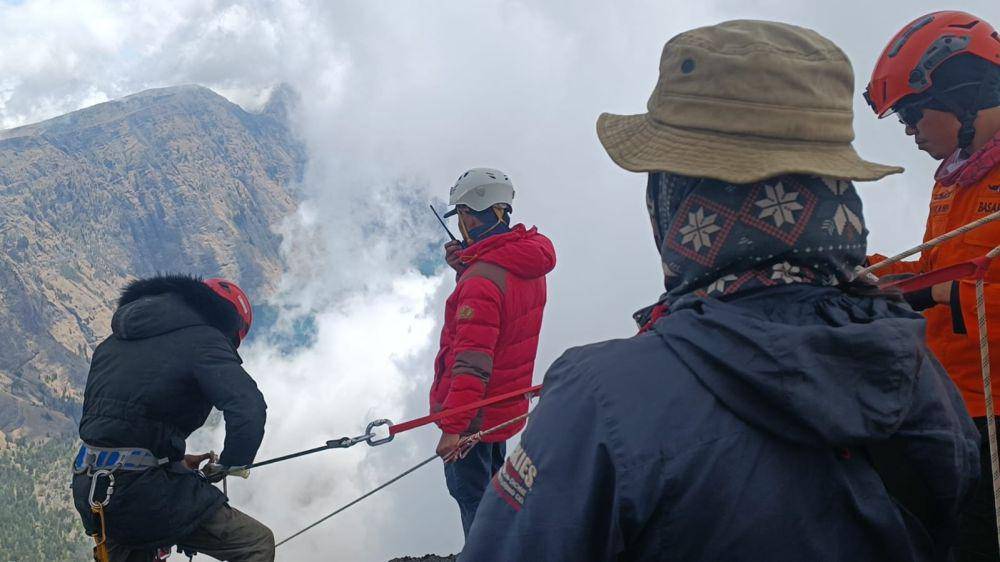 Proses evakuasi jenazah pendaki asal Jakarta Kaifat Rafi Mubarok (16) oleh Tim SAR gabungan di Gunung Rinjani, Selasa (8/10/2024). (dok. SAR Mataram)
