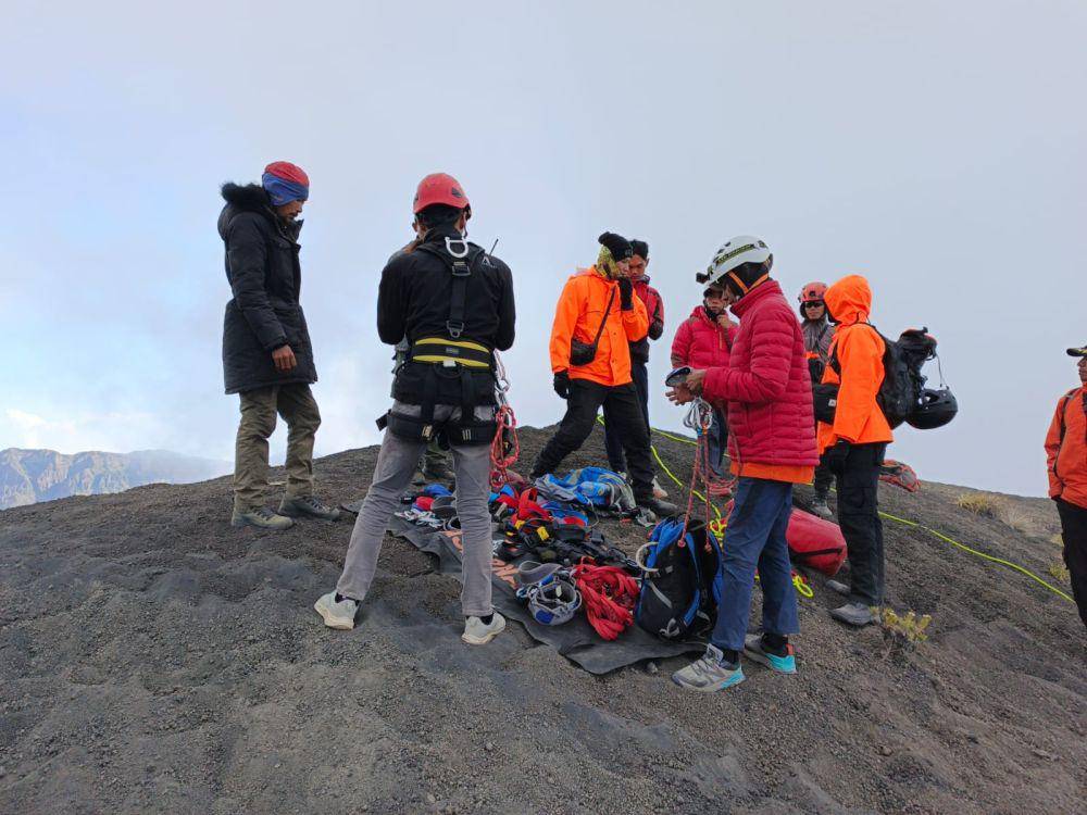 Proses evakuasi jenazah pendaki asal Jakarta Kaifat Rafi Mubarok (16) oleh Tim SAR gabungan di Gunung Rinjani, Selasa (8/10/2024). (dok. SAR Mataram)