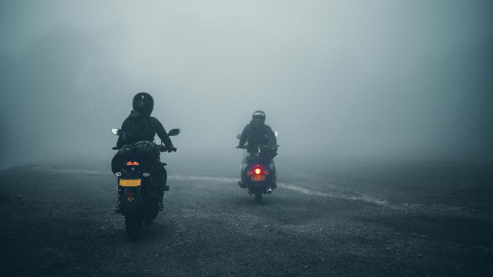5 Tips Mengendarai Motor dalam Kondisi Kabut Pekat