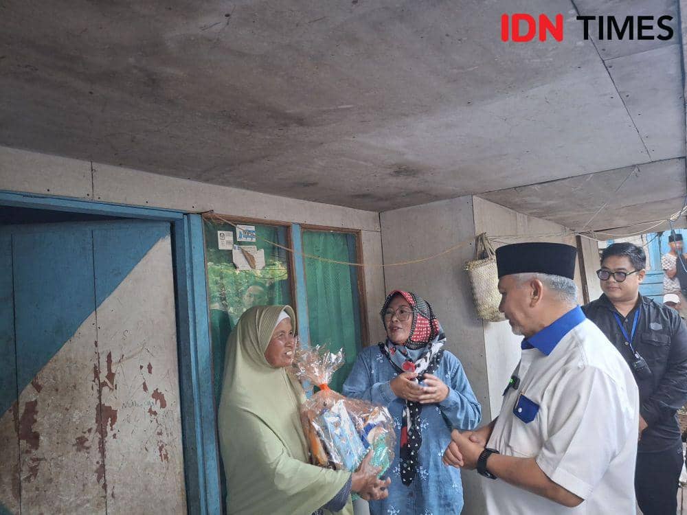 Calon Gubernur Jawa Barat Ahmad Syaikhu Bersosialisasi dengam Warga KBB. (Rizki/IDN Times)