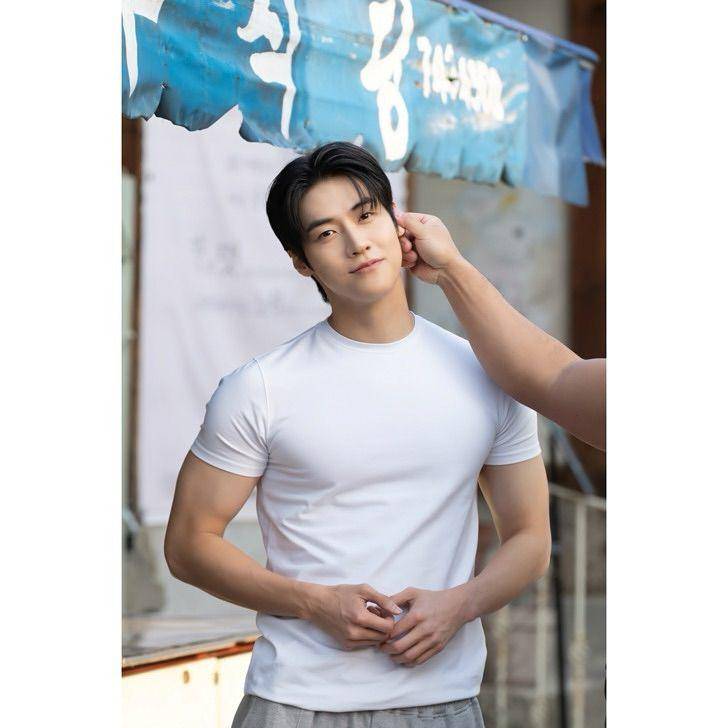 Lee Seung Hyub (instagram.com/fnc_fishandcake)