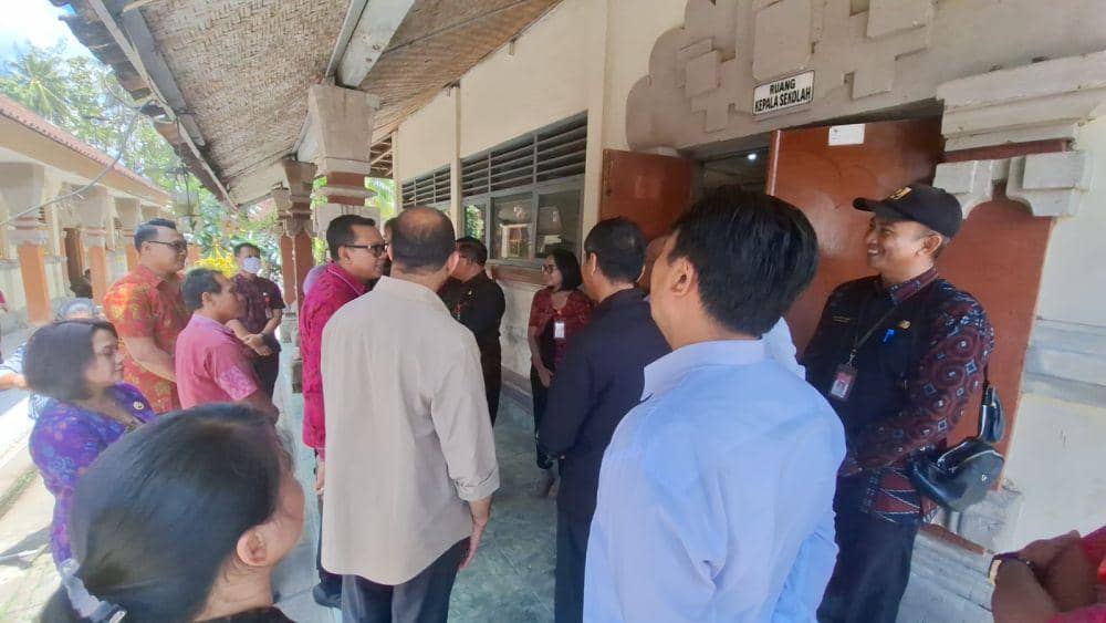 Komisi II DPRD Tabanan saat melakukan peninjauan sekolah di Kecamatan Kerambitan, Rabu (9/10/2024) (Dok.IDNTimes/Istimewa)