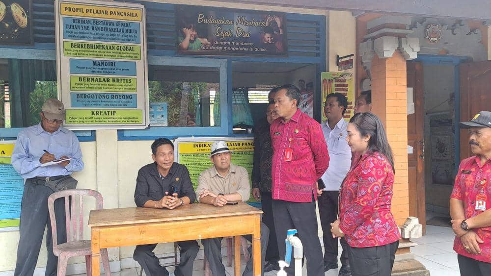 Komisi II DPRD Tabanan saat melakukan peninjauan sekolah di Kecamatan Kerambitan, Rabu (9/10/2024) (Dok.IDNTimes/Istimewa)