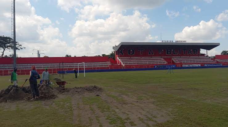 Perbaikan pada lapangan Stadion Soepriadi Blitar. (Dok. Media Officer Arema FC)