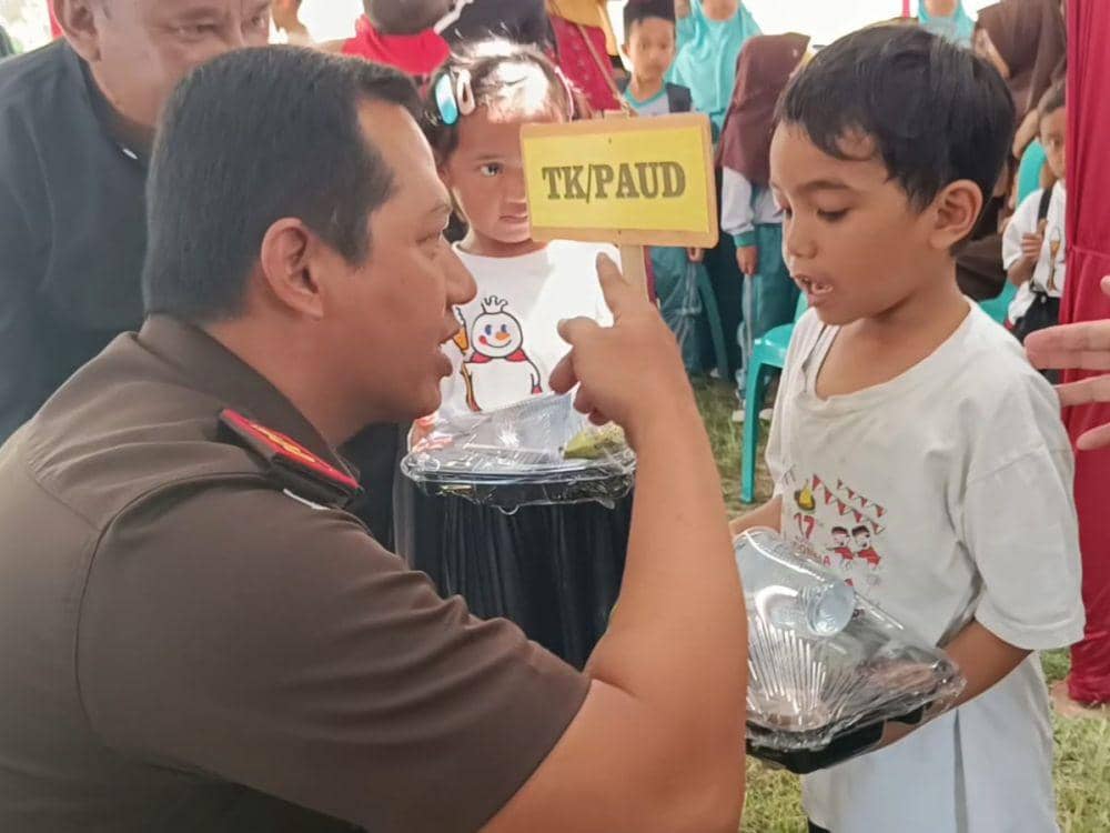 Pemberian makanan gratis kepada anak sekolah di desa Kembang Kuning Lotim (IDN Times/Ruhaili)