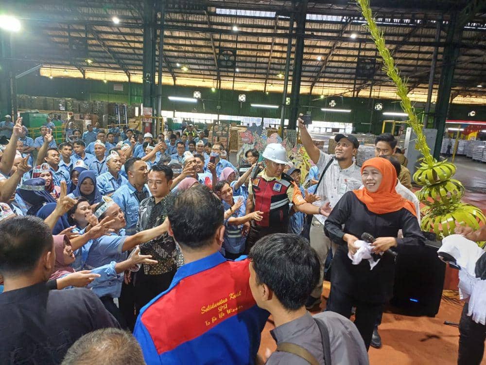 Sasar Suara Buruh, Khofifah Gerilya ke Pabrik Kertas