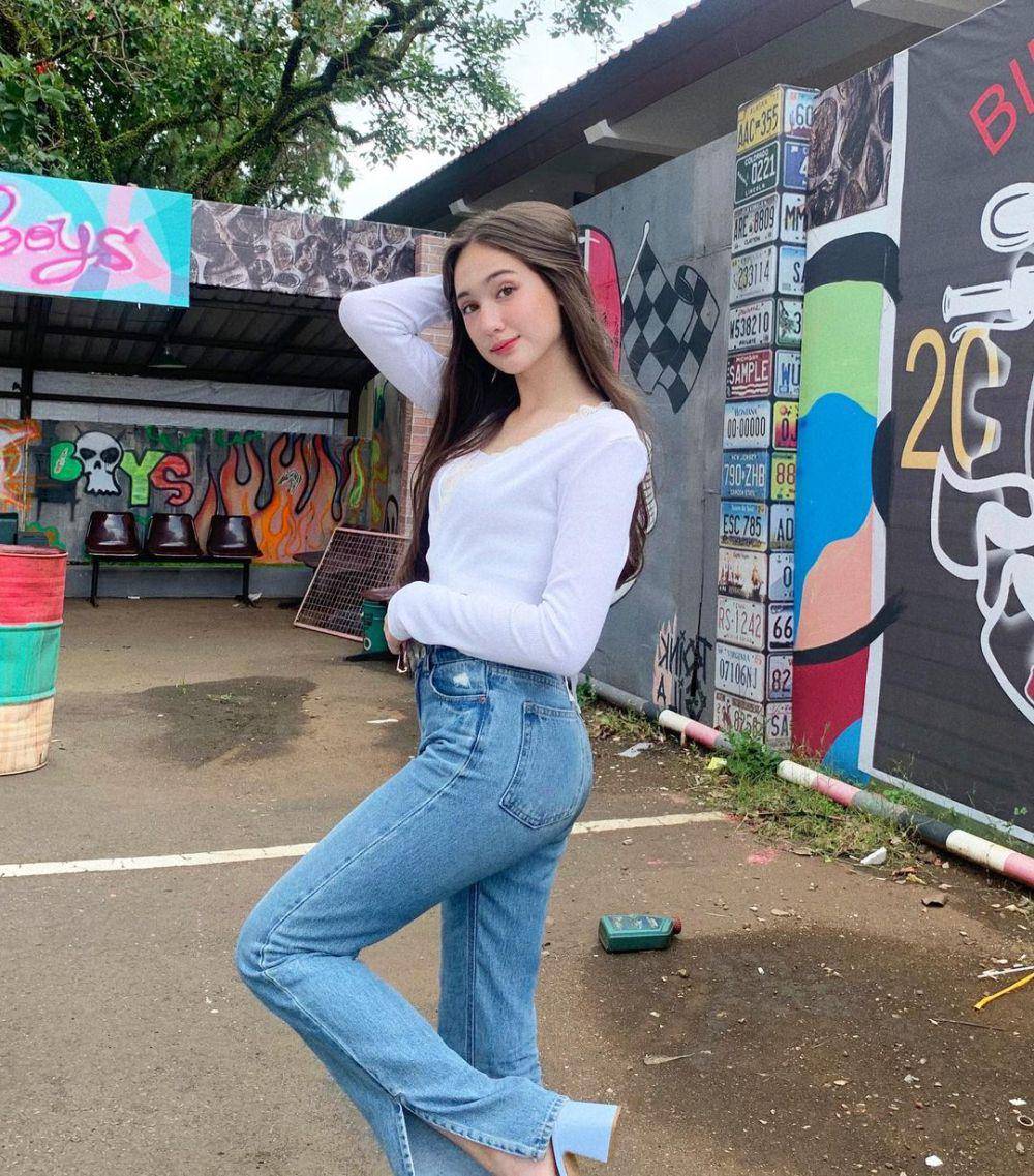 OOTD jeans ala selebritas, simpel dan modis! (instagram.com/its_lauramoane2)
