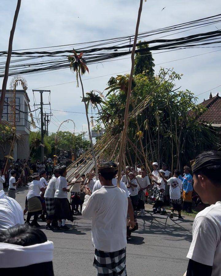 potret Mayang Lucyana di acara Mekotek (instagram.com/mayaang.lucyaana)