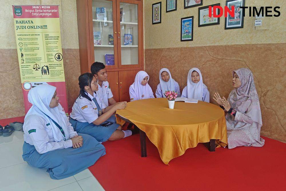 Mahdiyah, mahasiswi Universitas Sumatera Utara melakukan sosialisasi bahaya judi online pada pelajar SMAN 5 Medan beberapa waktu lalu. Sosialisasi untuk mencegah maraknya judi online di semua lapisan masyarakat. (IDN Times/Arifin Al Alamudi)