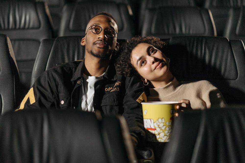 watching movie (pexels.com/ Pavel Danilyuk)