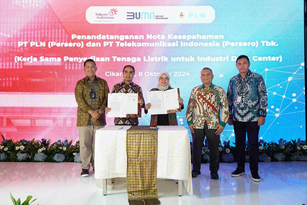 (Kiri ke Kanan) Direktur Wholesale and International Service Telkom Bogi Witjaksono, Direktur  Group Business Development Telkom Honesti Basyir, Direktur Retail dan Niaga PLN Edi Srimulyanti, EVP  Penjualan dan Pelayanan Pelanggan Enterprise PLN Nayusrizal, dan CEO NeutraDC Andreuw Th.A.F pada  acara penandatanganan nota kesepahaman antara PT Telkom Indonesia (Persero) dan PT PLN (Persero) untuk Kerja Sama Penyediaan Tenaga Listrik untuk Industri Data Center yang berlangsung pada Selasa,  (8/10)