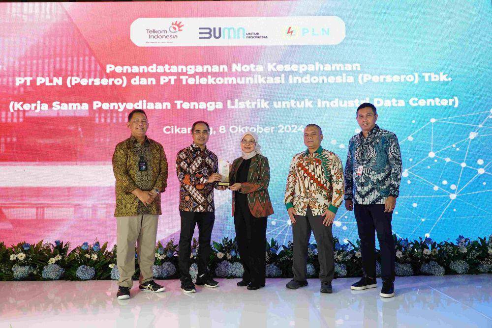 (Kiri ke Kanan) Direktur Wholesale and International Service Telkom Bogi Witjaksono, Direktur  Group Business Development Telkom Honesti Basyir, Direktur Retail dan Niaga PLN Edi Srimulyanti, EVP  Penjualan dan Pelayanan Pelanggan Enterprise PLN Nayusrizal, dan CEO NeutraDC Andreuw Th.A.F pada  acara penandatanganan nota kesepahaman antara PT Telkom Indonesia (Persero) dan PT PLN (Persero) untuk Kerja Sama Penyediaan Tenaga Listrik untuk Industri Data Center yang berlangsung pada Selasa, (8/10).