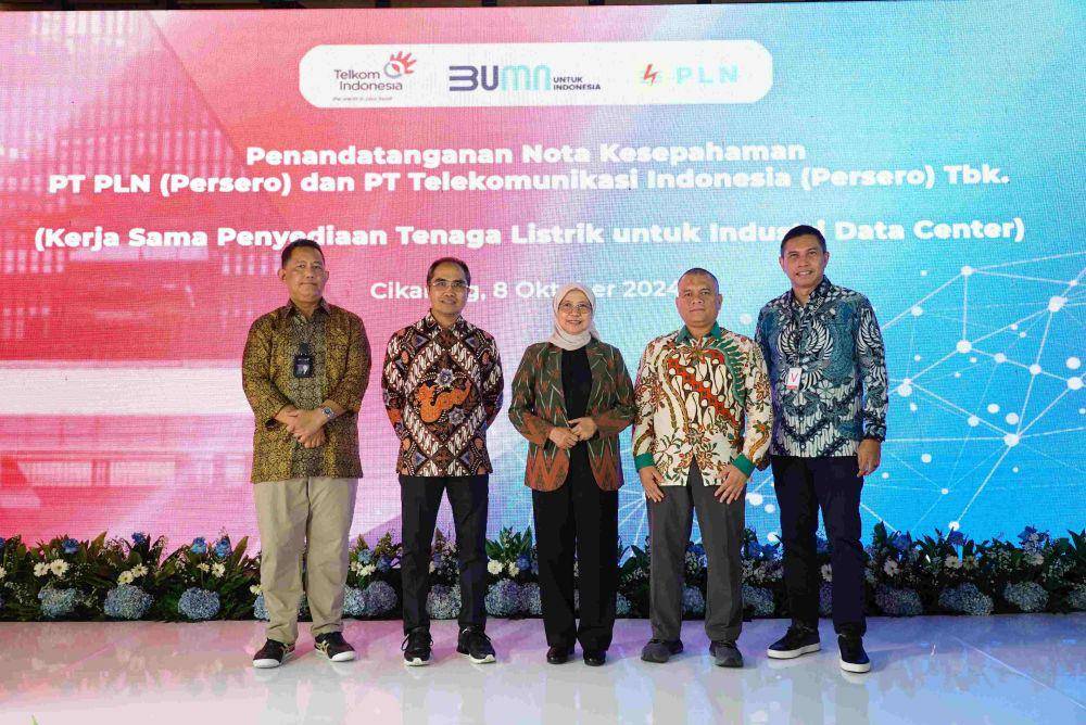(Kiri ke Kanan) Direktur Wholesale and International Service Telkom Bogi Witjaksono, Direktur  Group Business Development Telkom Honesti Basyir, Direktur Retail dan Niaga PLN Edi Srimulyanti, EVP  Penjualan dan Pelayanan Pelanggan Enterprise PLN Nayusrizal, dan CEO NeutraDC Andreuw Th.A.F pada  acara penandatanganan nota kesepahaman antara PT Telkom Indonesia (Persero) dan PT PLN (Persero) untuk Kerja Sama Penyediaan Tenaga Listrik untuk Industri Data Center yang berlangsung pada Selasa,  (8/10)