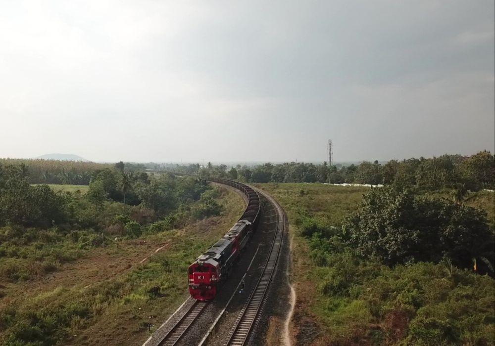 Penampakan kereta api Babaranjang melintas di Provinsi Lampung. (Dok. KAI Divre IV Tanjungkarang).