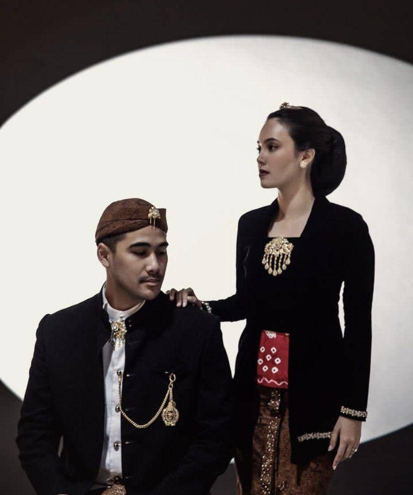 pemotretan prewedding Anggika Bolsterli dan Omar Armandiego bertema adat Jawa (Instagram.com/anggikabolsterli)