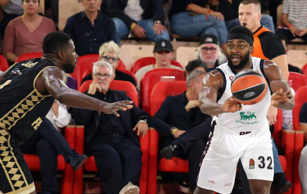 Josh Nebo (kanan) (euroleaguebasketball.net)