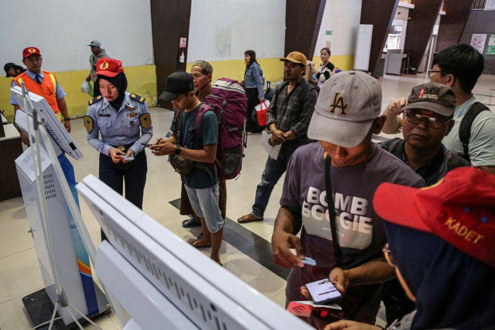 Sejumlah calon penumpang kapal domestik antre untuk lapor masuk di area keberangkatan di Pelabuhan Tanjung Emas, Semarang, Jawa Tengah, Kamis (3/10/2024). ANTARA FOTO/Makna Zaezar/nz
