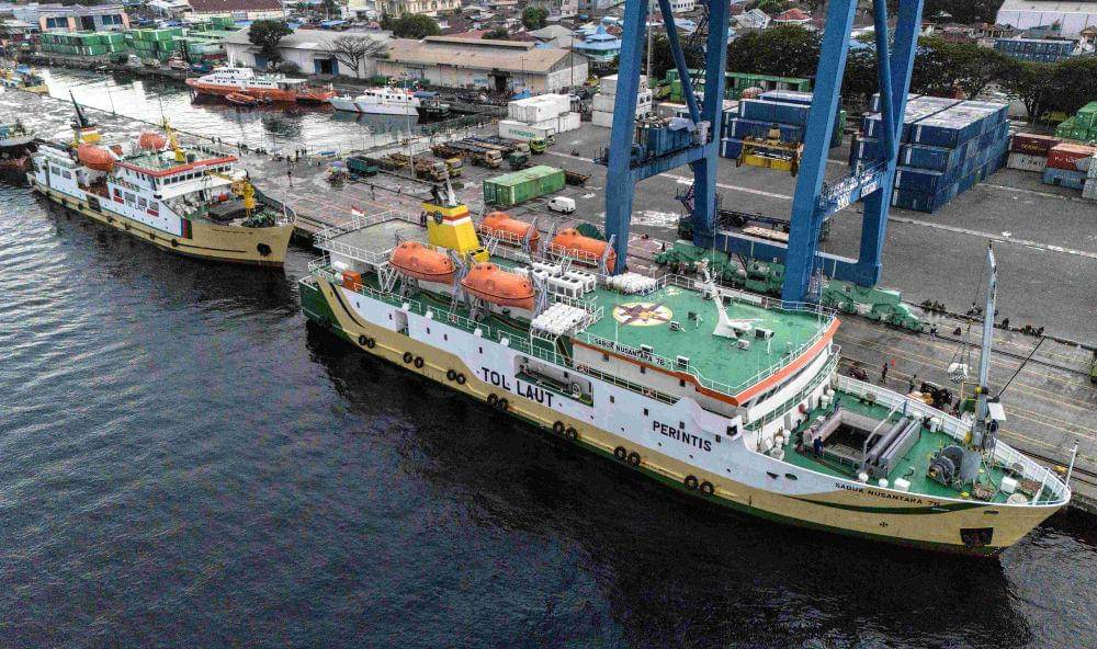 Dua kapal Perintis atau tol laut bersandar di Pelabuhan Ahmad Yani Ternate, Maluku Utara, Selasa (8/10/2024). ANTARA FOTO/Andri saputra/YU