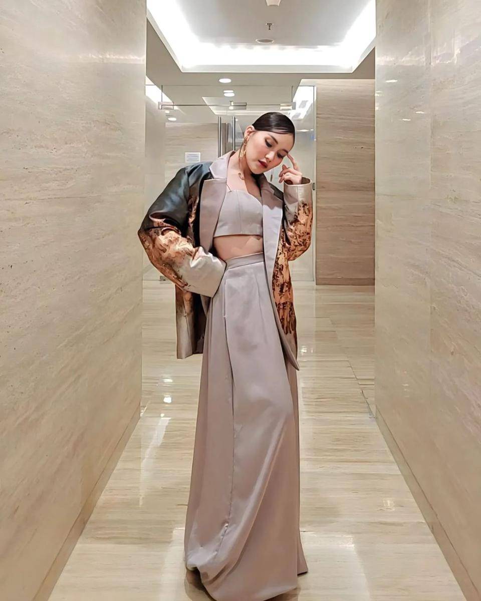 inspirasi outfit one set ala Ayu Ting Ting (instagram.com/ayutingting92)