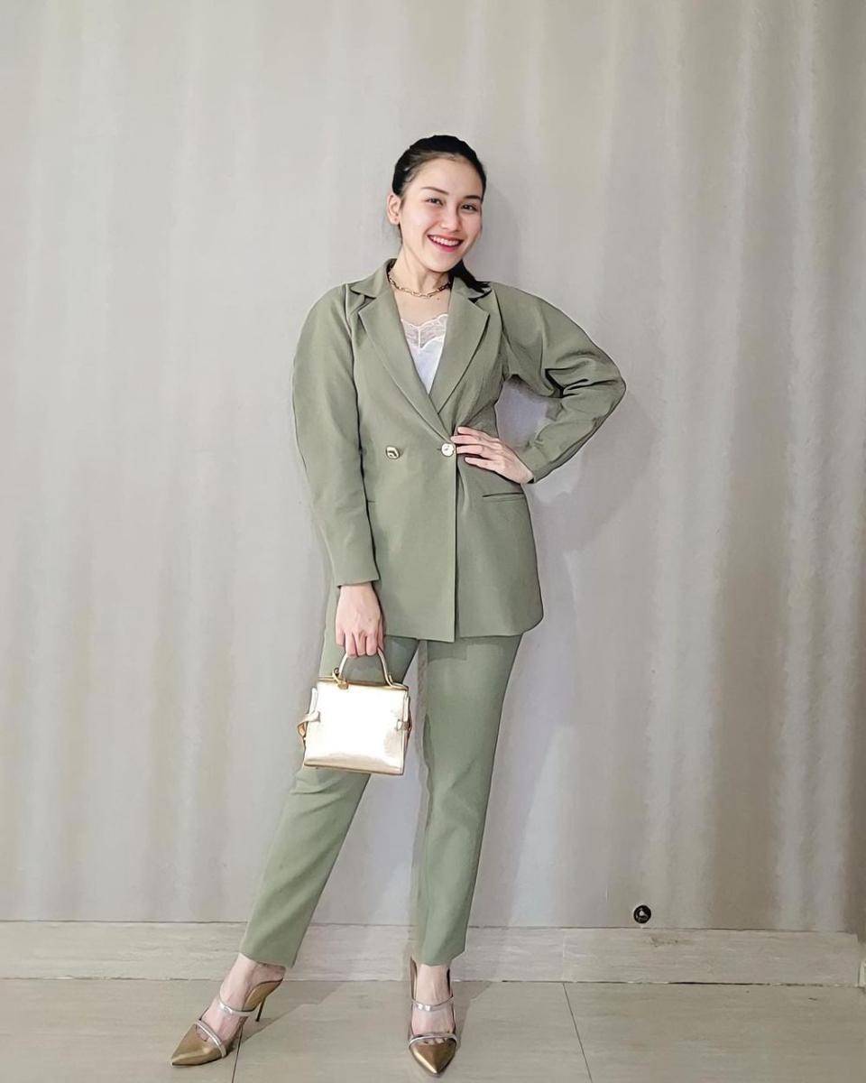 inspirasi outfit one set ala Ayu Ting Ting (instagram.com/ayutingting92)