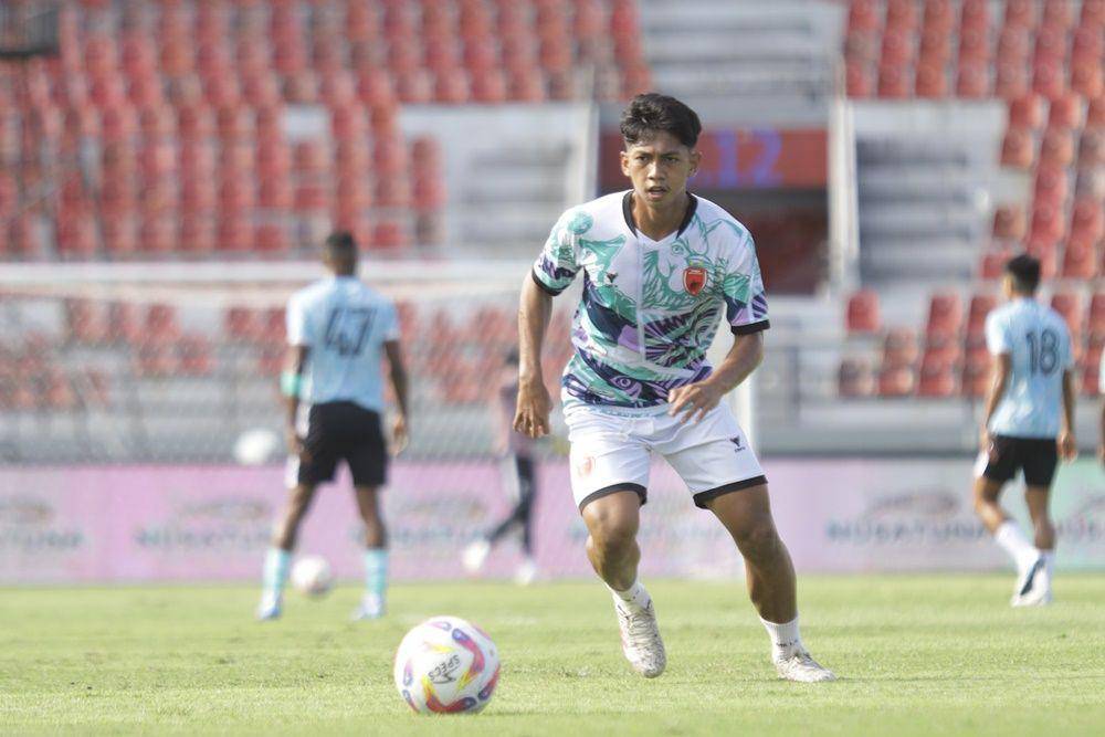 Pemain muda PSM Makassar, Ananda Raehan Alief, dalam salah satu sesi pemanasan di Stadion Kapten I Wayan Dipta Gianyar pada musim 2024/25. (Dok. PT Liga Indonesia Baru)