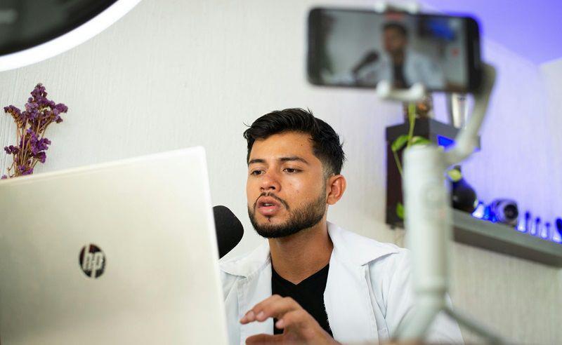 7 Peralatan Live Streaming Terlengkap untuk Pemula