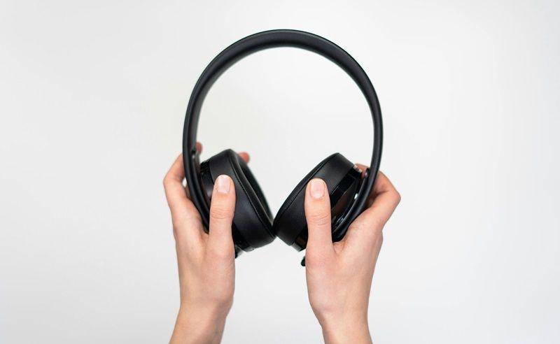 ilustrasi headphones (pexels.com/cottonbro studio)