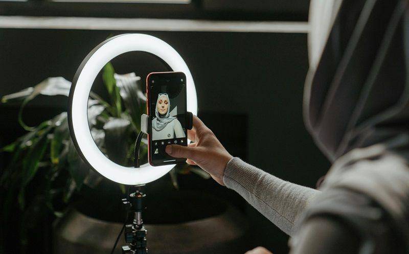 ilustrasi ring light untuk live streaming (pexels.com/cottonbro studio)