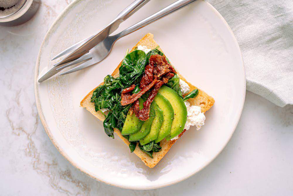 ilustrasi spinach cream toast (pexels.com/AntoniShkraba)