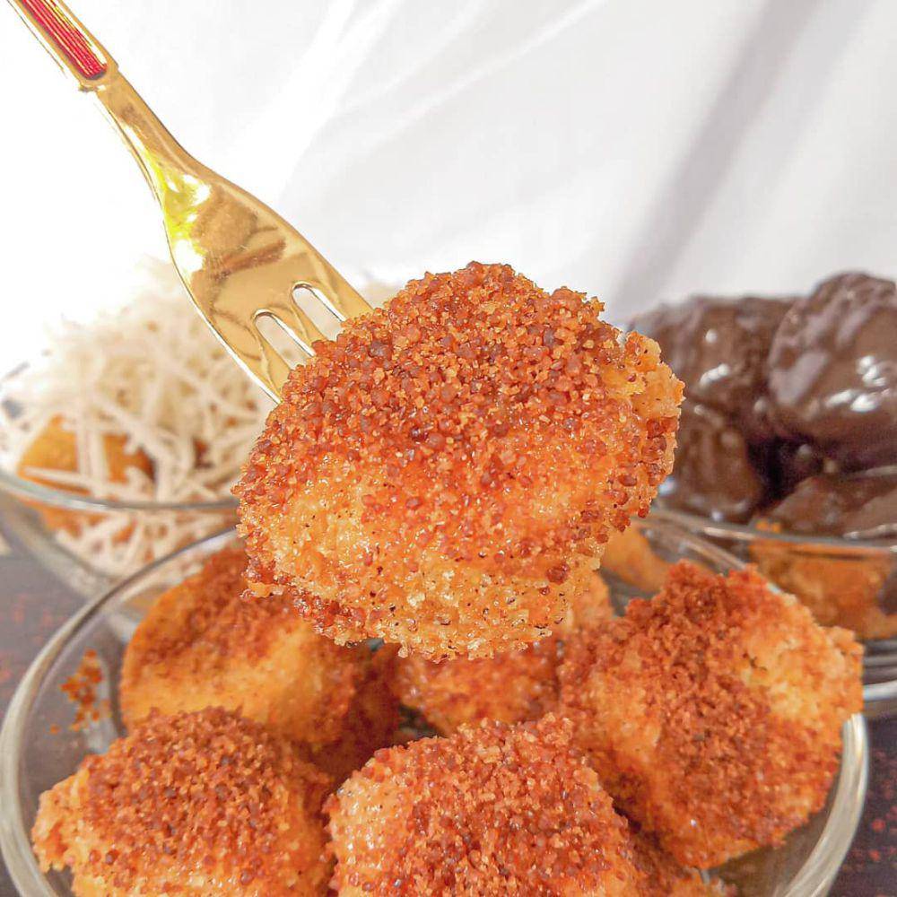 pisang crispy tepung panir bertabur palm sugar (instagram.com/pisanggorengsuperlegit)