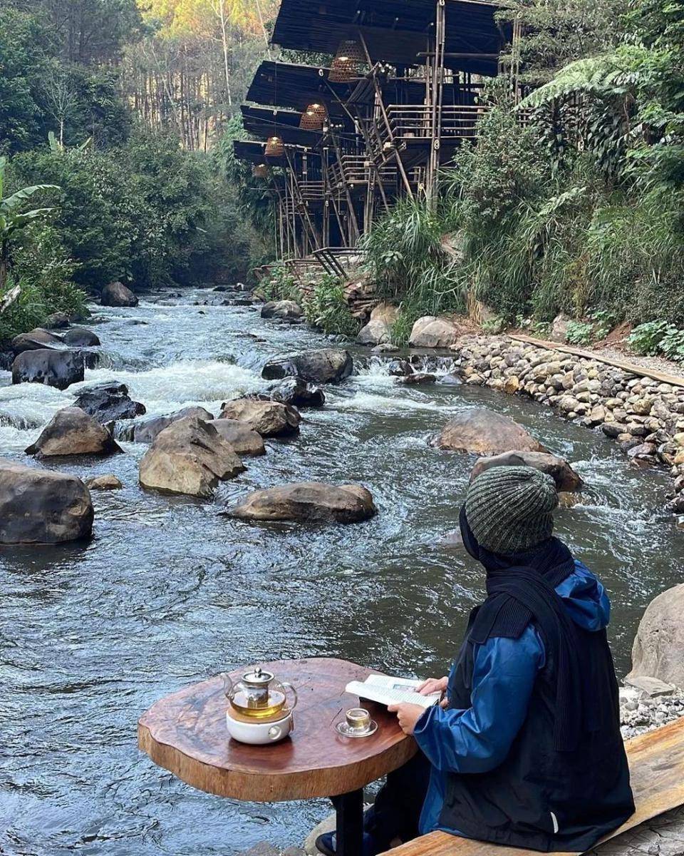 Bisa santai di tepi sungai (instagram.com/pineustilu)