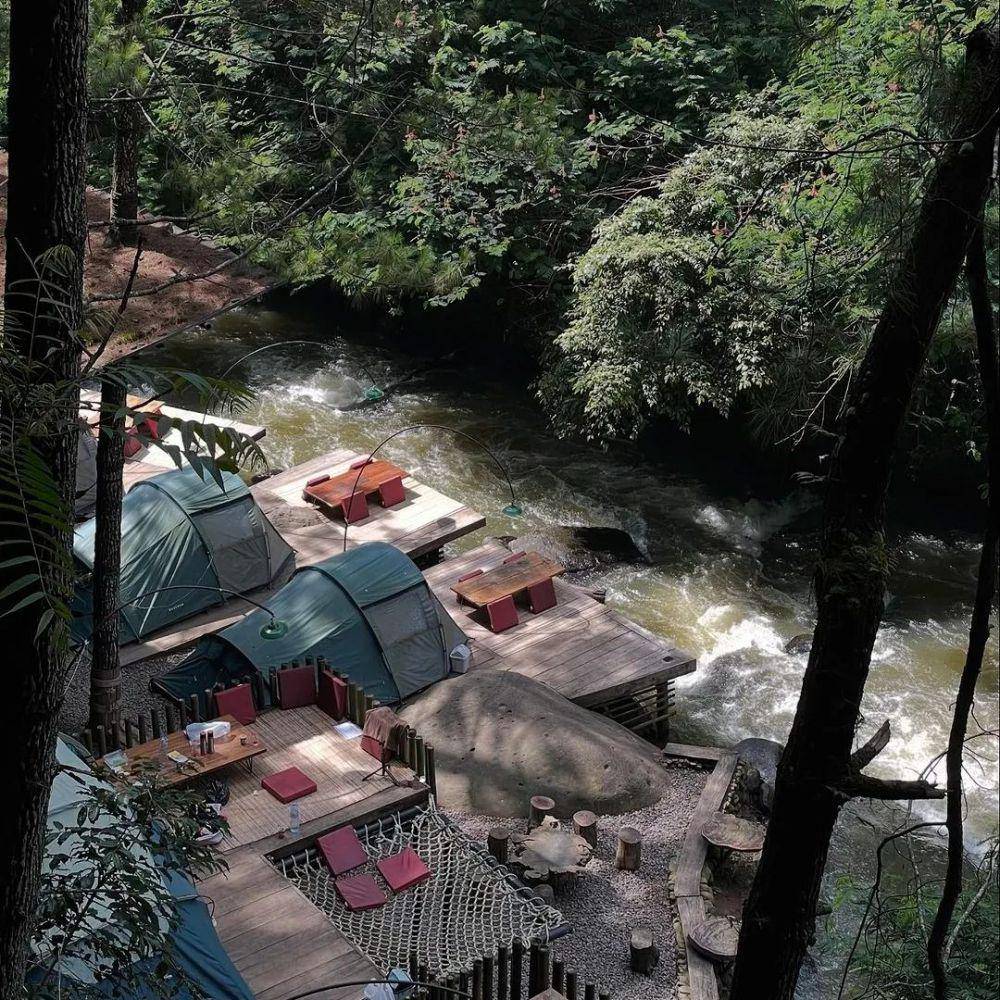 Berada persis di tepi Sungai Palayangan (instagram.com/pineustilu)
