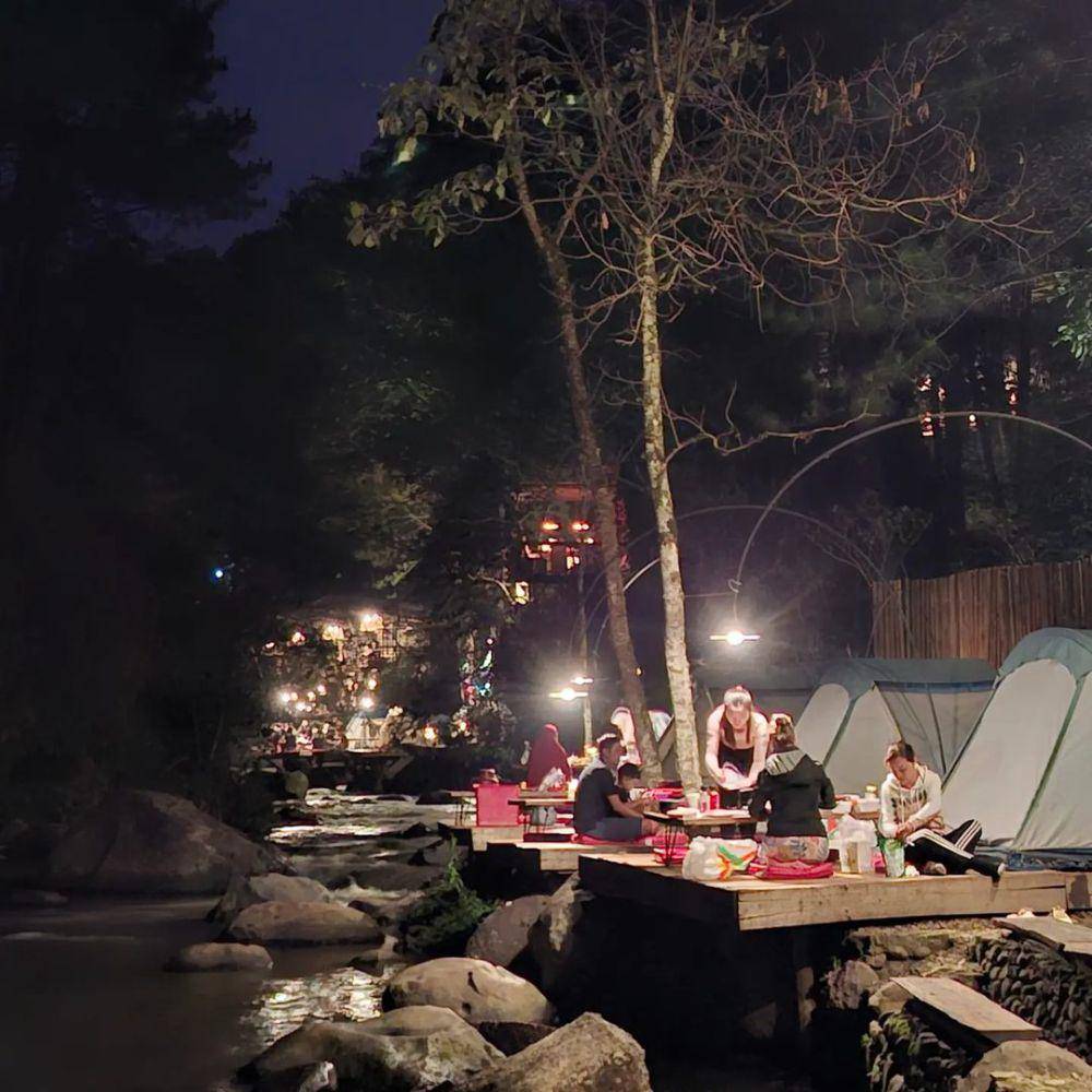 Suasana malam di Pineus Tilu Riverside Camping (instagram.com/pineustilu)