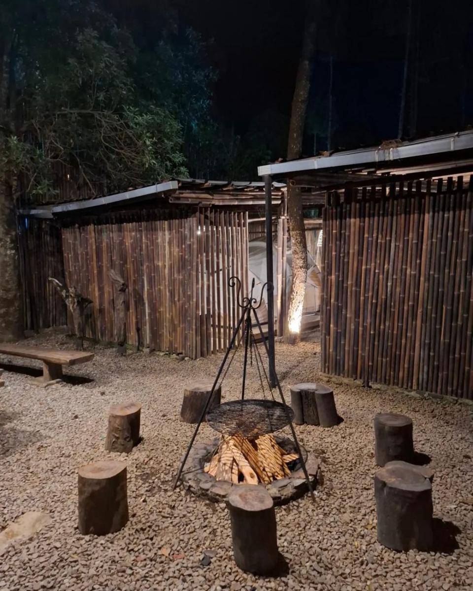 Spot nongkrong sambil menikmati api unggun (instagram.com/pineustilu)