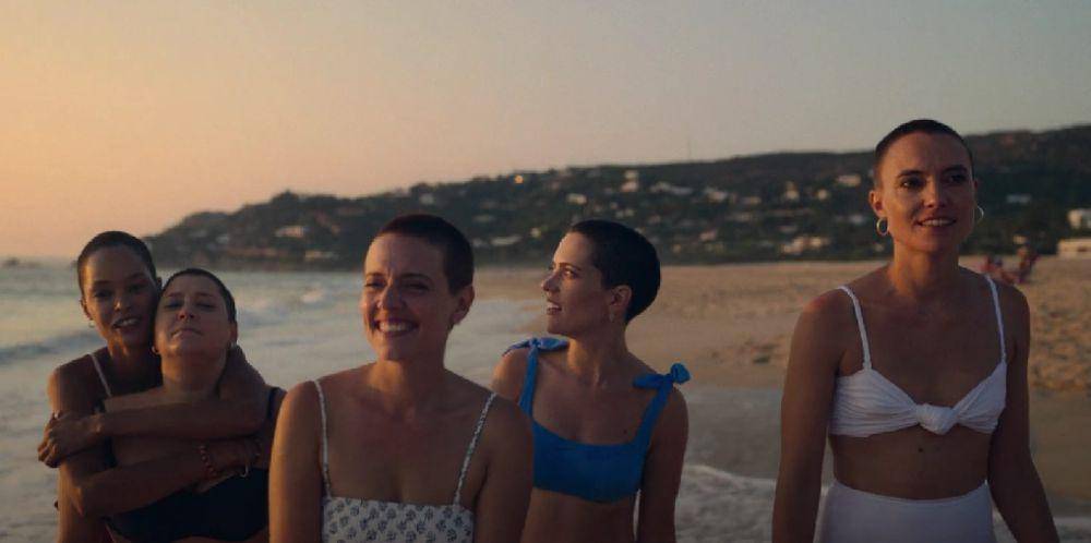 The Girls at the Back (dok. Netflix/The Girls at the Back)