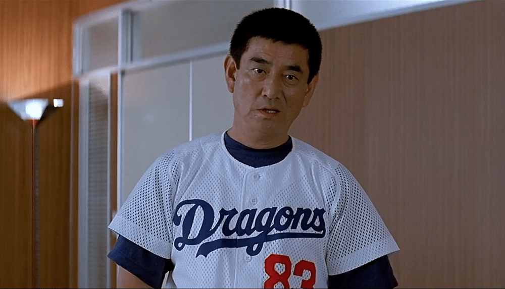 Ken Takakura sebagai Uchiyama (dok. Universal Pictures/ Mr. Baseball)