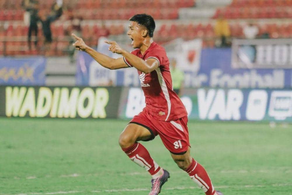 Winger PSM Makassar, Abdul Rahman, saat merayakan gol yang ia cetak ke gawang PSBS Biak pada laga pekan kedua BRI Liga 1 2024/25 yang berlangsung di Stadion Kapten I Wayan Dipta Gianyar pada 16 Agustus 2024. (Instagram.com/psm_makassar)