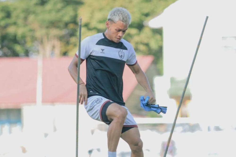 Pemain muda PSM Makassar, Dzaky Asraf, dalam salah satu sesi pemanasan di Lapangan Bima Sakti Balikpapan pada 24 September 2024. (Instagram.com/psm_makassar)