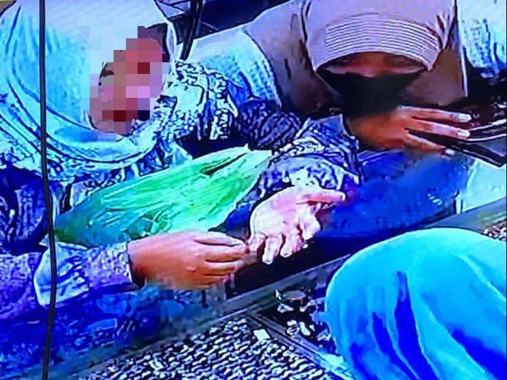 Dua terduga pencuri ini melancarkan aksinya dengan cara menjadi pembeli perhiasan (Foto : tangkapan layar CCTV)